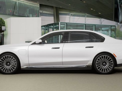 New 2026 BMW 750e xDrive w/ Executive Package image 30