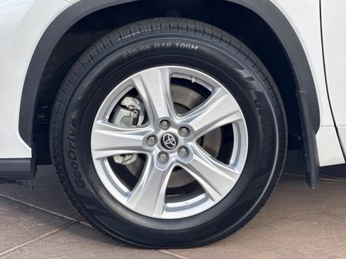 Certified 2023 Toyota Highlander LE image 32