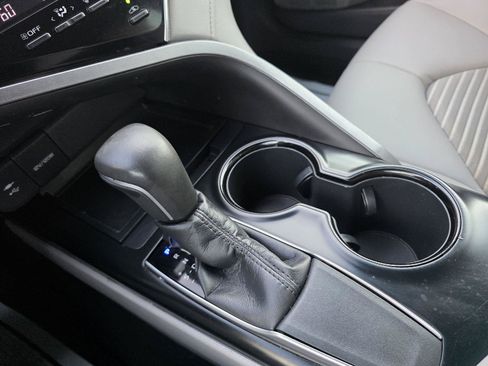 Used 2018 Toyota Camry SE FWD image 16
