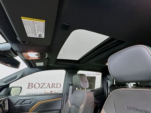 Used 2024 GMC Canyon Denali image 26