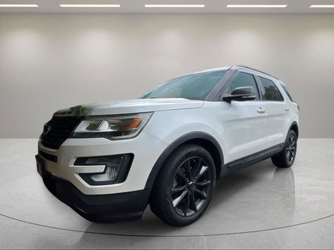 Used 2017 Ford Explorer XLT w/ Equipment Group 202A FWD image 4