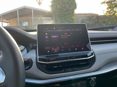 Used 2025 Jeep Compass Limited image 18