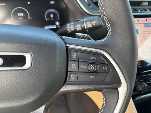 Used 2023 Jeep Grand Cherokee Limited w/ Black Appearance Package image 46