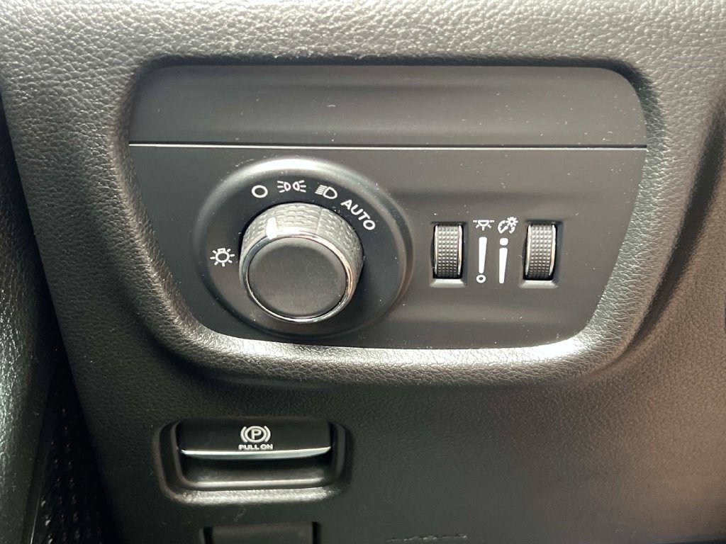 Used 2023 Jeep Grand Cherokee Laredo AWD/4WD image 25