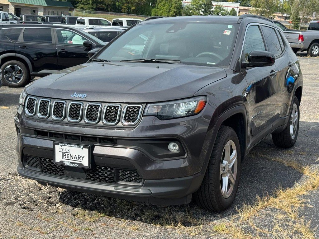 Used 2024 Jeep Compass Latitude AWD/4WD image 8