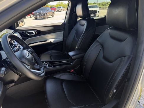 Used 2025 Jeep Compass Limited image 25