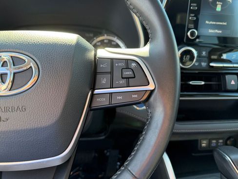 Used 2022 Toyota Highlander XLE AWD/4WD image 16