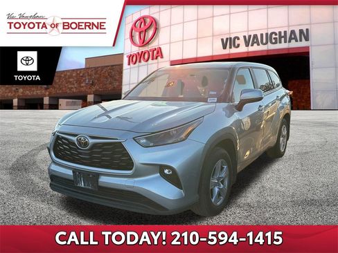 Used 2023 Toyota Highlander LE image 1