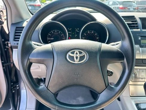Used 2012 Toyota Highlander FWD image 16