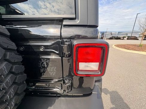 Used 2023 Jeep Wrangler Unlimited w/ Dual Top Group AWD/4WD image 17