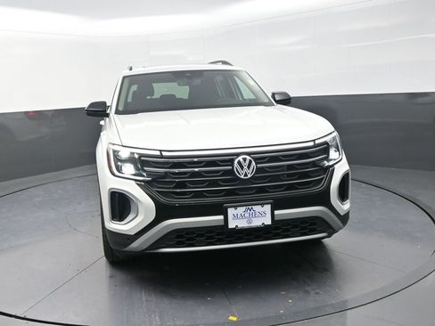 New 2026 Volkswagen Atlas Peak Edition image 2