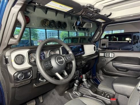 Used 2025 Jeep Gladiator Sport image 15