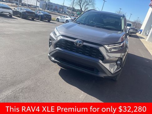 Used 2023 Toyota RAV4 XLE Premium image 18