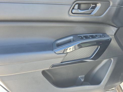 Used 2024 Nissan Pathfinder SV image 19