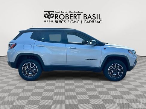 Used 2025 Jeep Compass Trailhawk AWD/4WD image 9