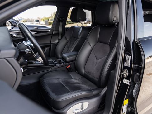 Certified 2021 Porsche Macan image 5