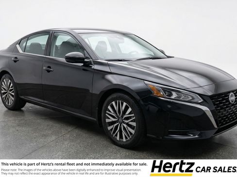 Used 2025 Nissan Altima 2.5 SV image 1