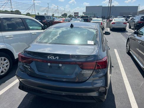 Used 2022 Kia Forte LXS FWD image 3