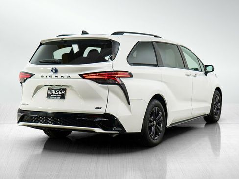 Used 2025 Toyota Sienna XSE AWD/4WD image 5