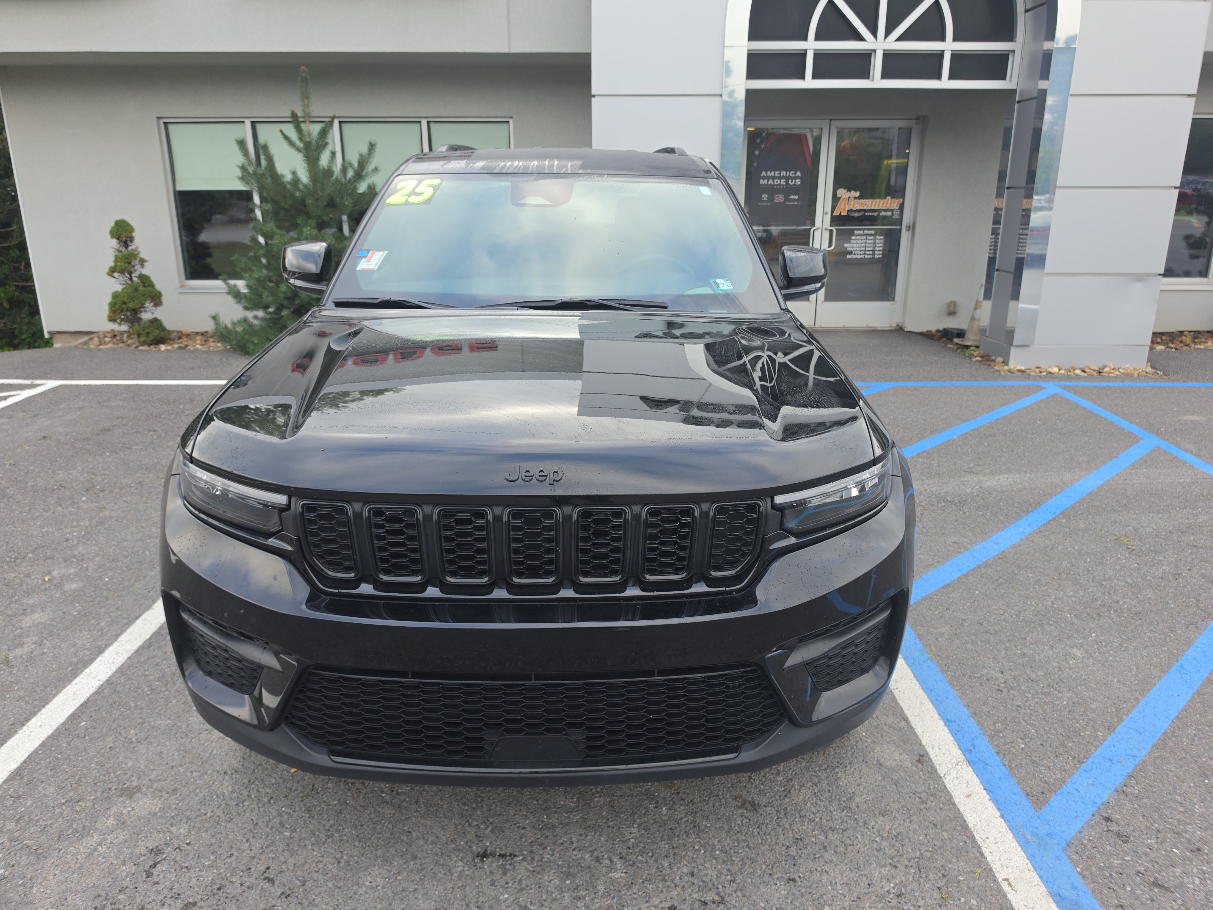 Used 2025 Jeep Grand Cherokee Altitude AWD/4WD image 9