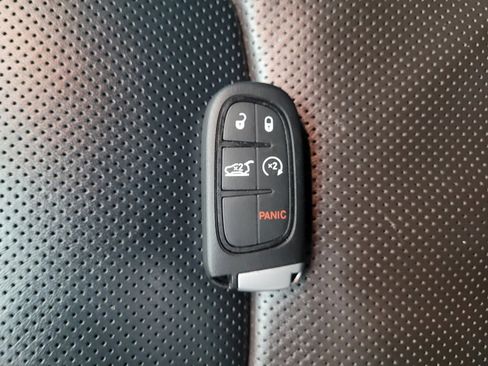 Used 2016 Jeep Cherokee Limited w/ Luxury Group AWD/4WD image 32