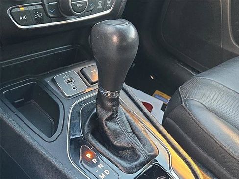 Used 2019 Jeep Cherokee Limited FWD image 11