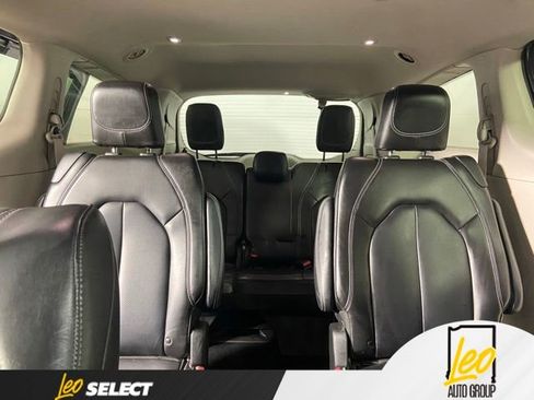 Used 2023 Chrysler Pacifica Touring-L FWD image 29