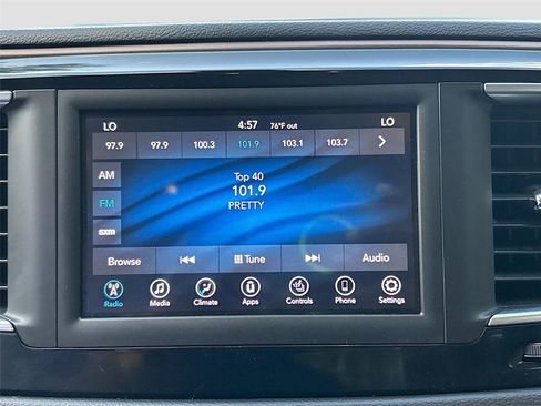 Used 2018 Chrysler Pacifica Touring-L image 19