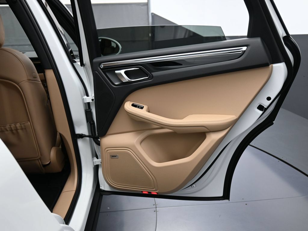 Certified 2026 Porsche Macan AWD/4WD image 26
