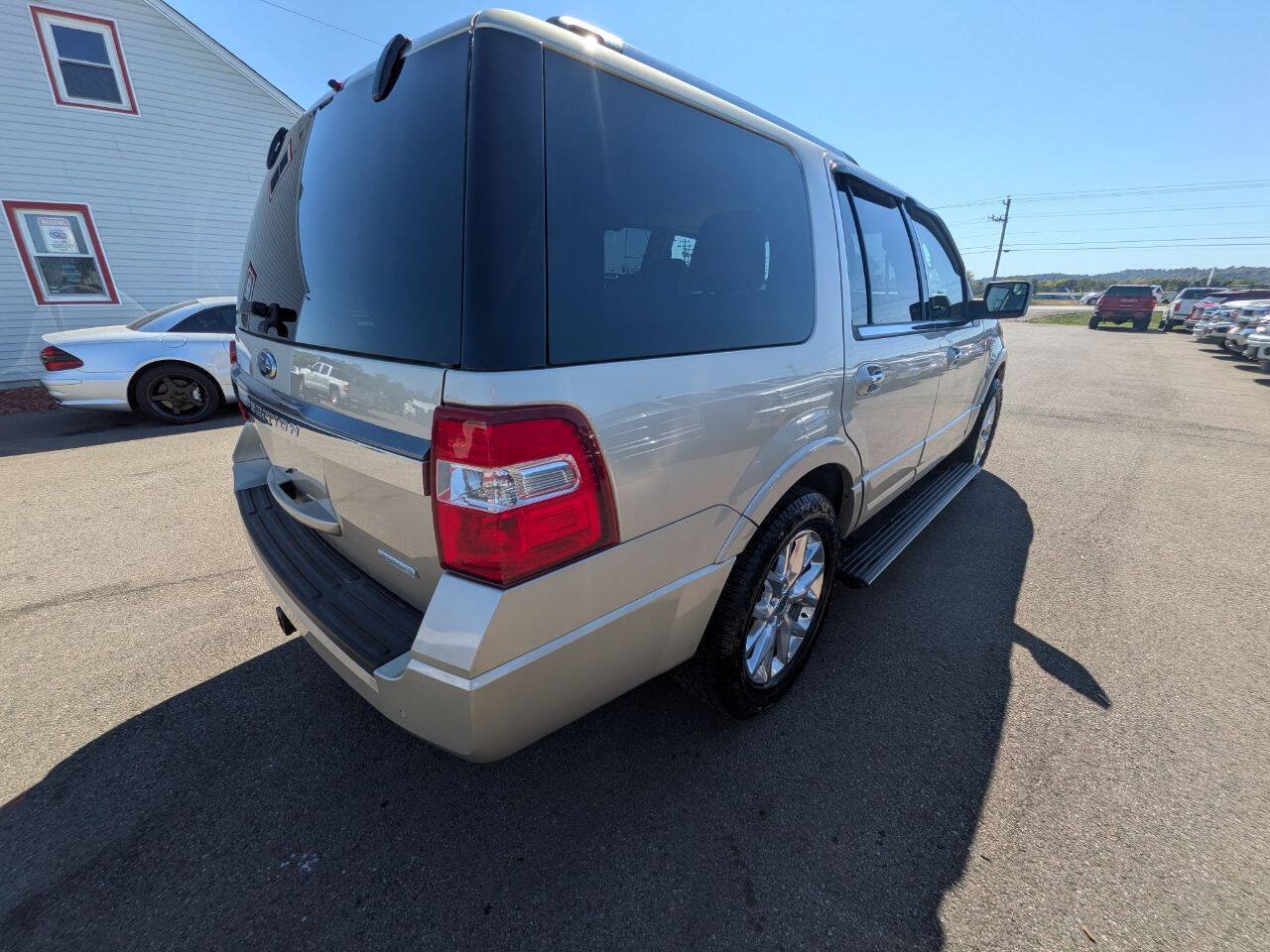 Used 2017 Ford Expedition Limited w/ Equipment Group 301A AWD/4WD image 8