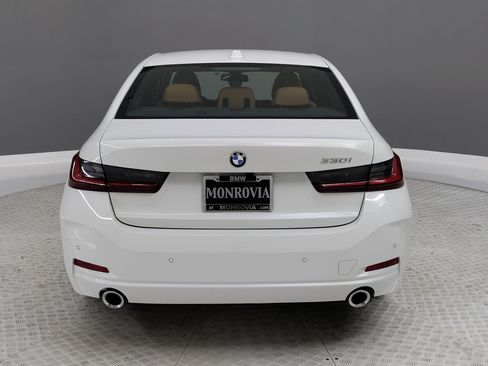 Used 2025 BMW 330i Sedan w/ Premium Package image 7