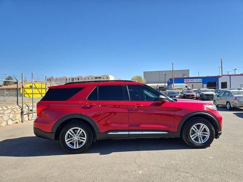 Used 2022 Ford Explorer XLT image 2