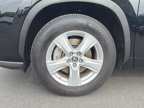 Used 2025 Toyota Highlander LE FWD image 9