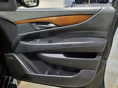 Used 2019 Cadillac Escalade ESV Luxury RWD image 17