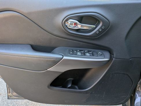 Used 2019 Jeep Cherokee Limited AWD/4WD image 13