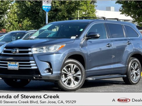 Used 2017 Toyota Highlander LE FWD image 1