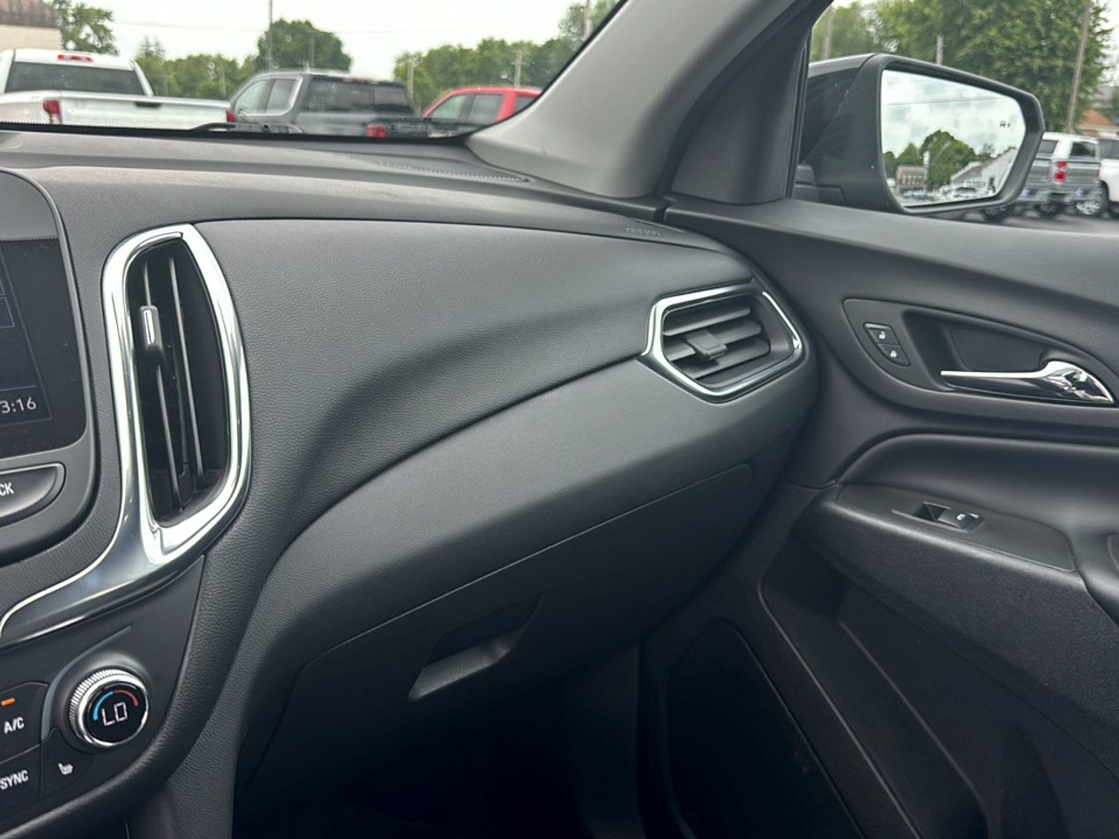 Used 2023 Chevrolet Equinox LT FWD image 10