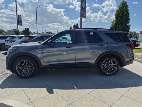 Used 2025 Ford Explorer ST-Line w/ ST-Line Street Pack AWD/4WD image 9