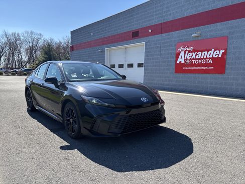 Used 2025 Toyota Camry SE image 1