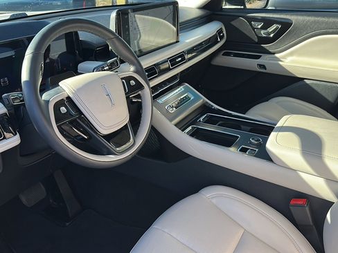 Used 2025 Lincoln Aviator 2WD image 12