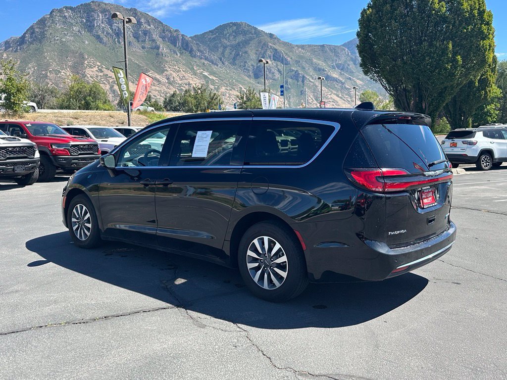 Used 2024 Chrysler Pacifica Limited FWD image 12