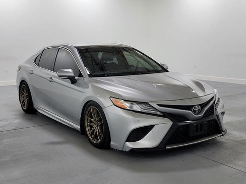 Used 2018 Toyota Camry XSE FWD image 2