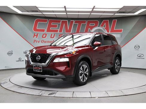 Used 2023 Nissan Rogue SV image 2