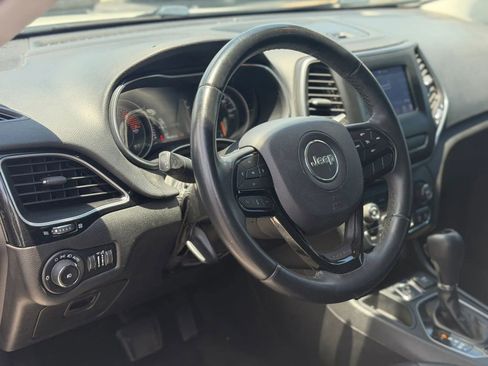 Used 2019 Jeep Cherokee Latitude Plus FWD image 10