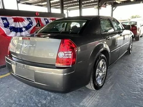 Used 2009 Chrysler 300 Touring RWD image 11