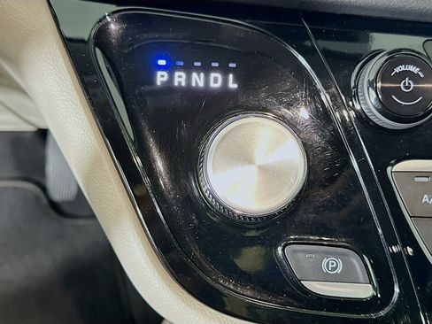 Used 2024 Chrysler Pacifica Touring-L FWD image 24