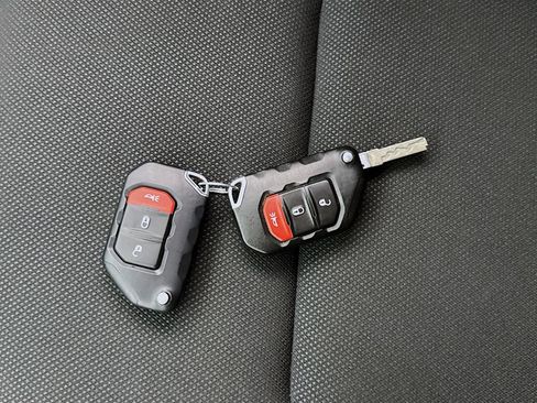 Used 2023 Jeep Wrangler Unlimited AWD/4WD image 32