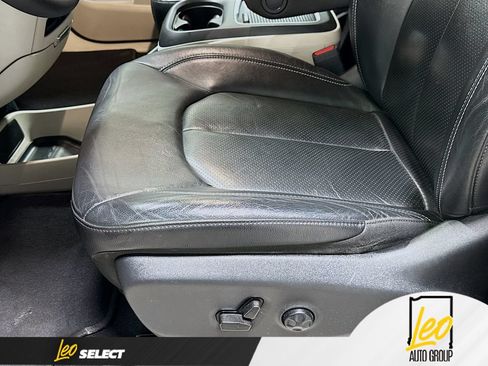 Used 2022 Chrysler Pacifica Touring-L FWD image 21