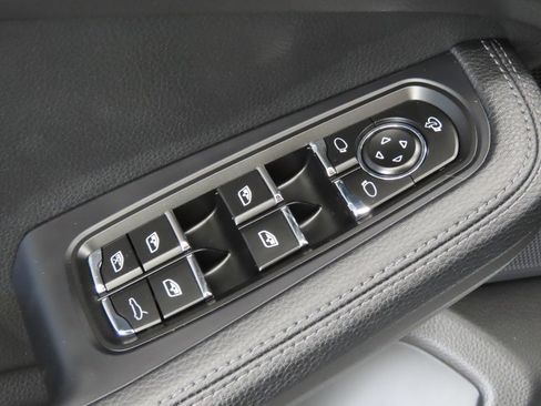 Certified 2026 Porsche Macan AWD/4WD image 38