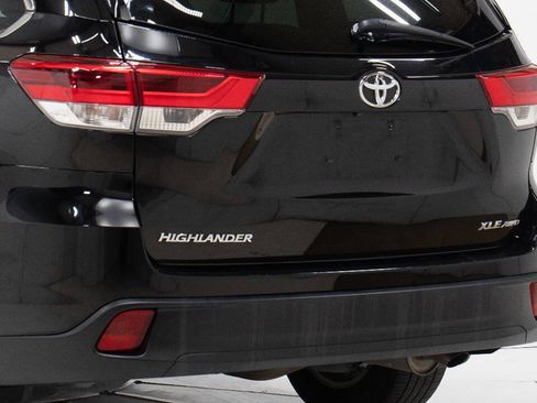 Used 2019 Toyota Highlander XLE AWD/4WD image 12